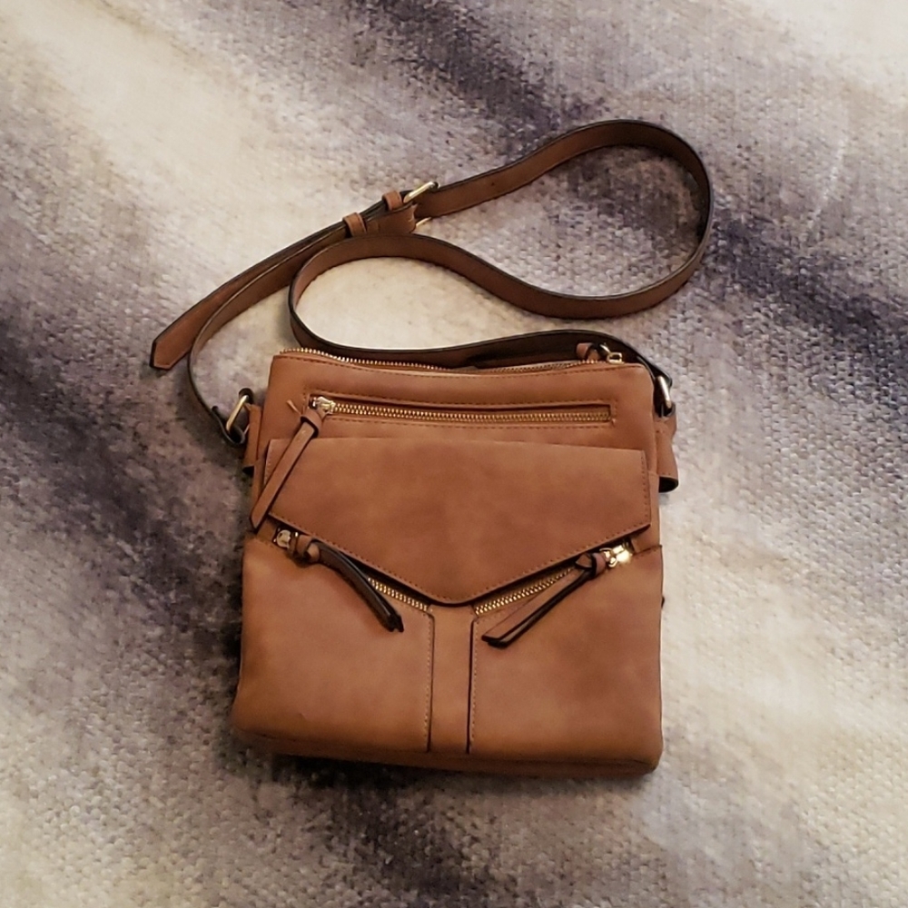 🔴 🎉 🎊 Tan Crossbody Purse